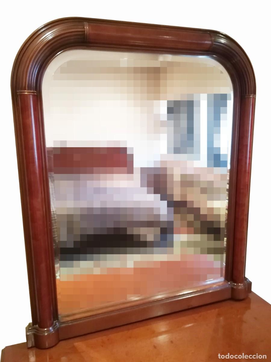 Antig&uuml;edades: ESPEJO BISELADO CON MARCO DE MADERA. AV - Foto 1