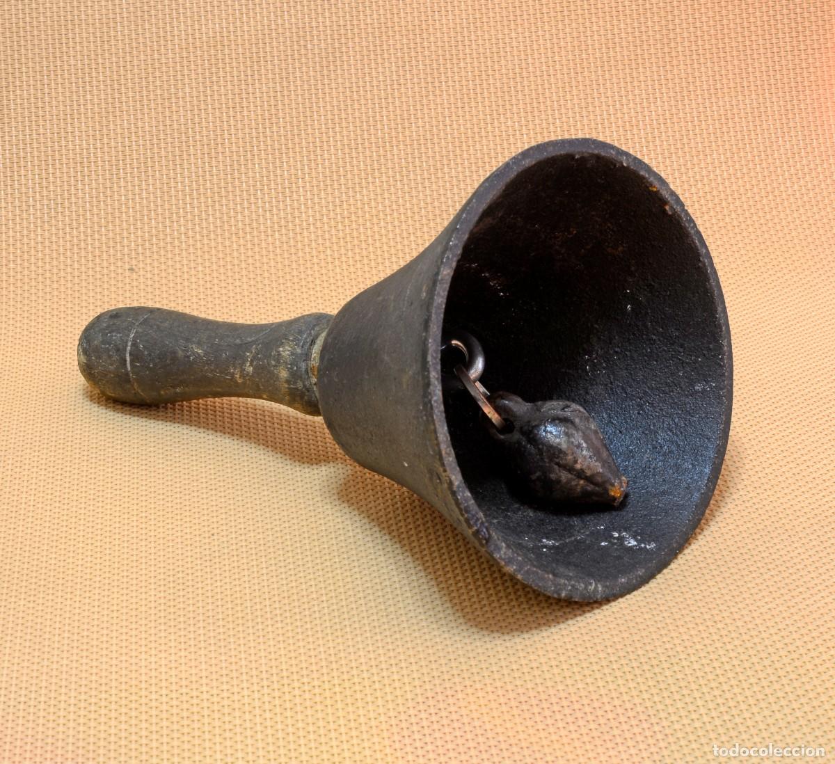 Antig&uuml;edades: CAMPANA DE HIERRO ANTIGUA CON MANGO DE MADERA Ref.234.A4 - Foto 1