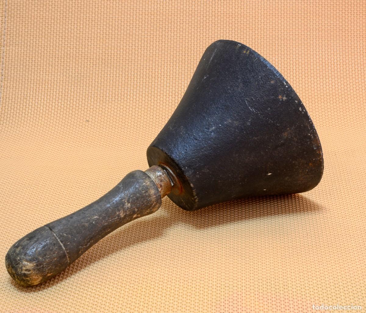 Antig&uuml;edades: CAMPANA DE HIERRO ANTIGUA CON MANGO DE MADERA Ref.234.A4 - Foto 2