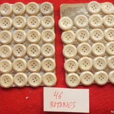 Antigüedades: BOTONES ANTIGUOS DOS CARTONES CON 46 BOTONES