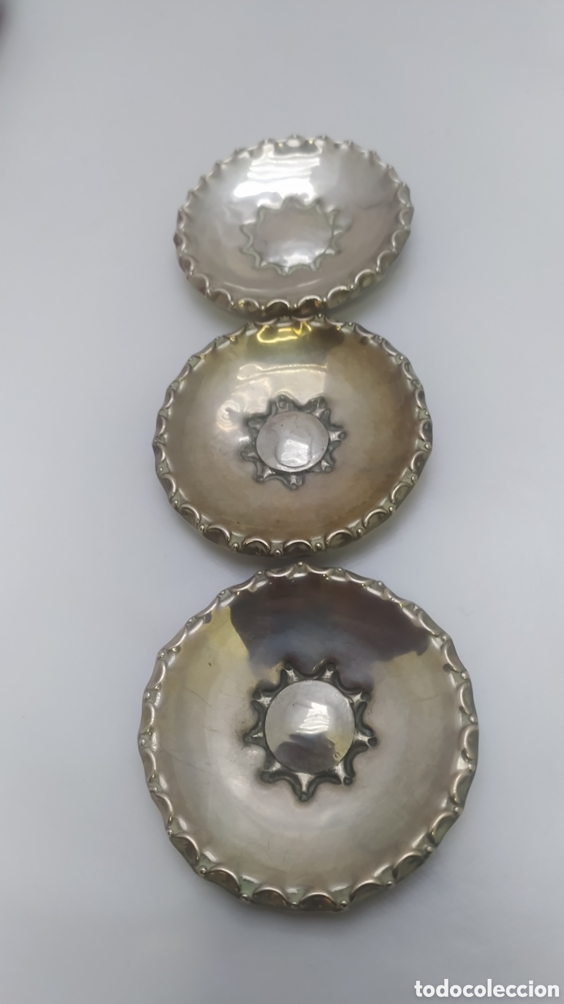 Antig&uuml;edades: bandejas plata con monedas - Foto 1