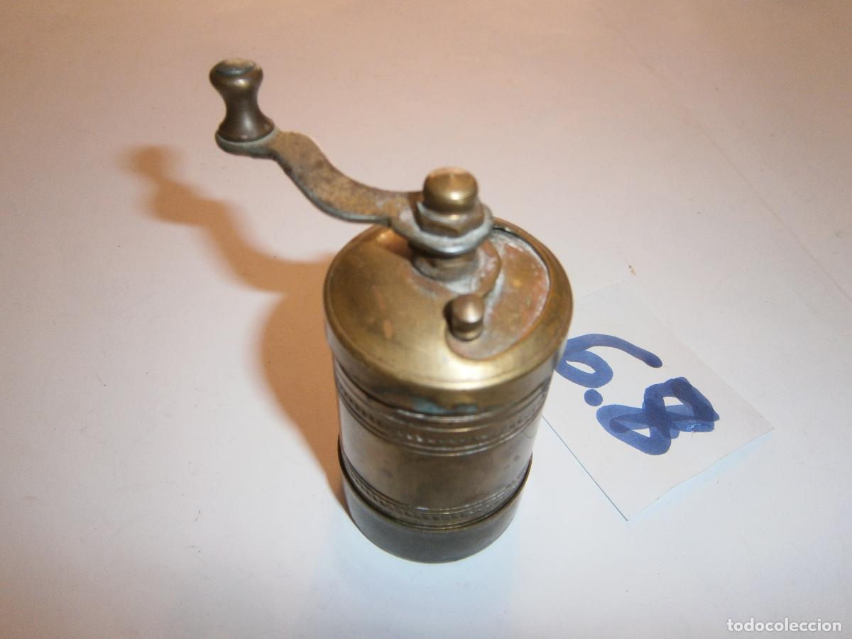 Antig&uuml;edades: ESPECTACULAR - ANTIGUO MOLINILLO DE METAL CON BASE
