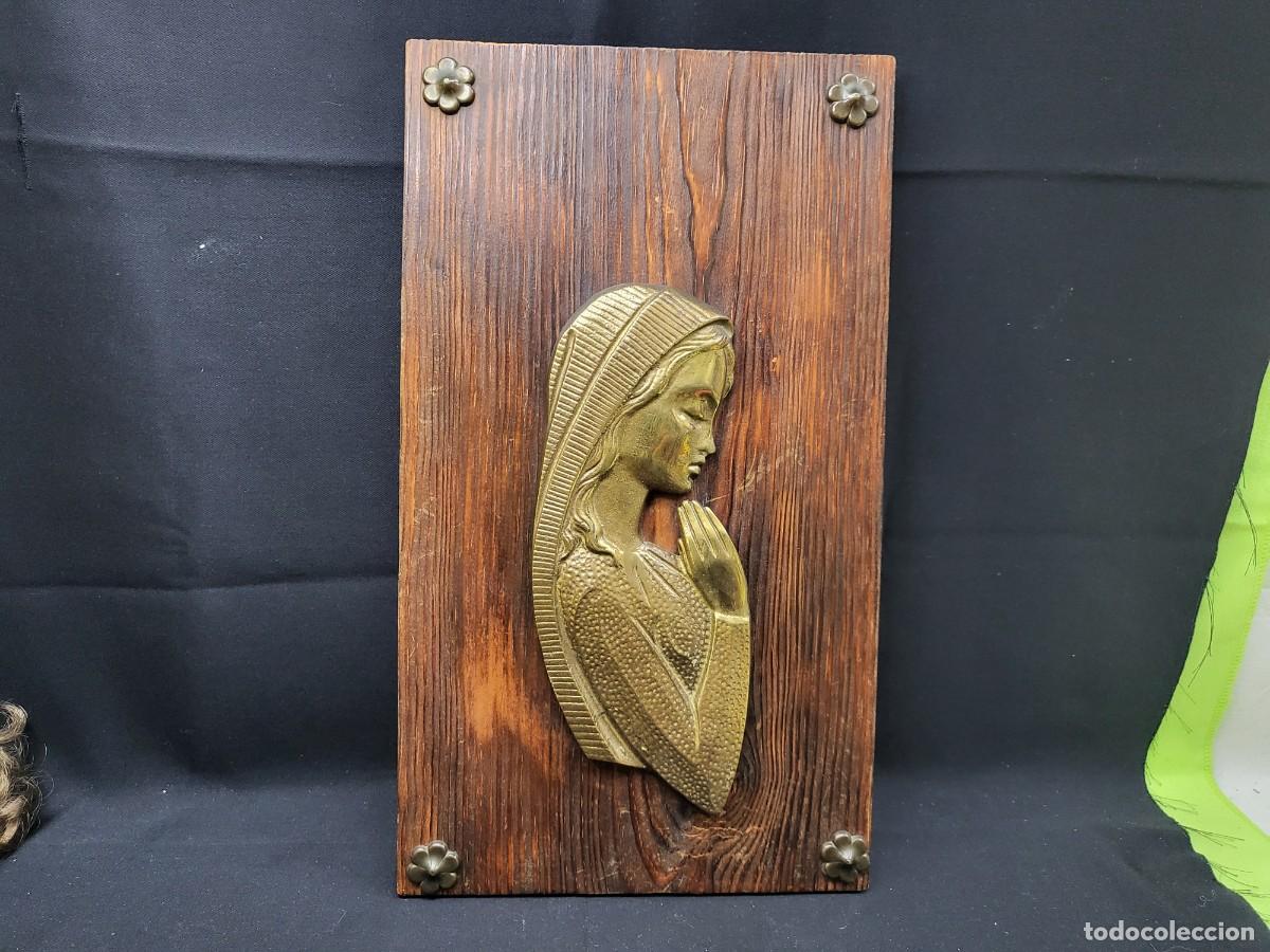 Antig&uuml;edades: CUADRO CON VIRGEN EN BRONCE , SOBRE TABLA DE MADERA - Foto 1