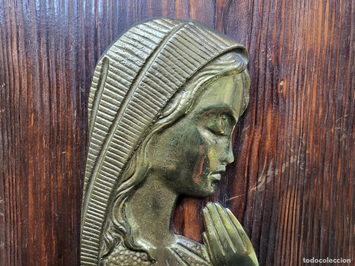 Antig&uuml;edades: CUADRO CON VIRGEN EN BRONCE , SOBRE TABLA DE MADERA - Foto 2