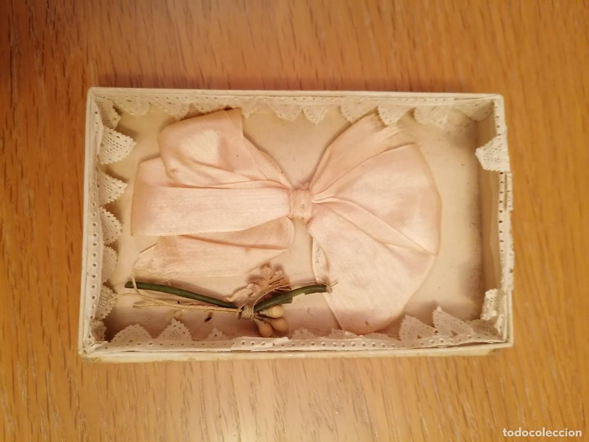 Antig&uuml;edades: Caja troquelada de cart&oacute;n con de seda rosa - Foto 2