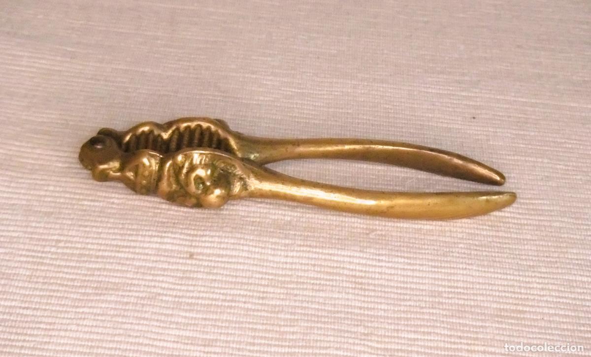 Antig&uuml;edades: ANTIGUO CASCANUECES DE BRONCE CON RELIEVE DE LEON - Foto 3