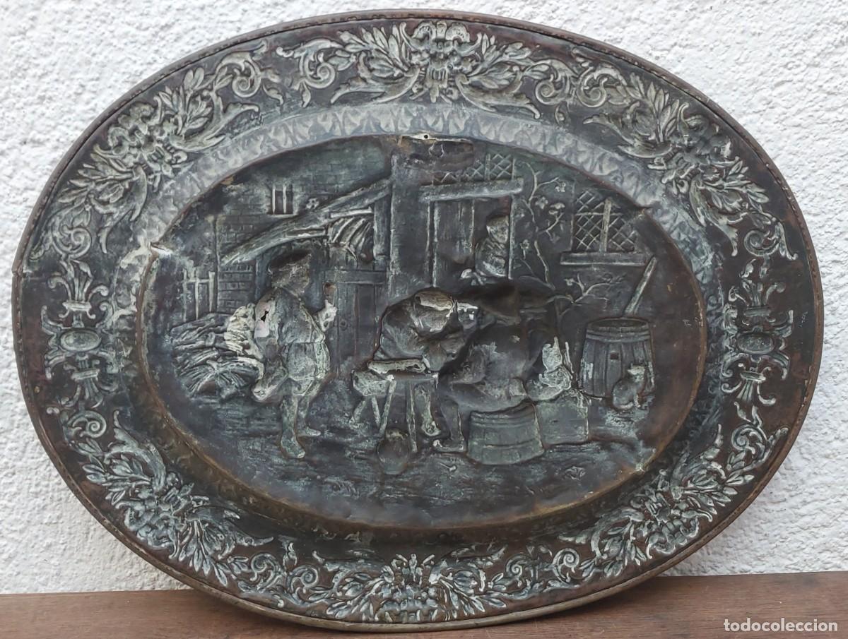 Antig&uuml;edades: BANDEJA DE COBRE BAJO RELIEVE - Foto 10
