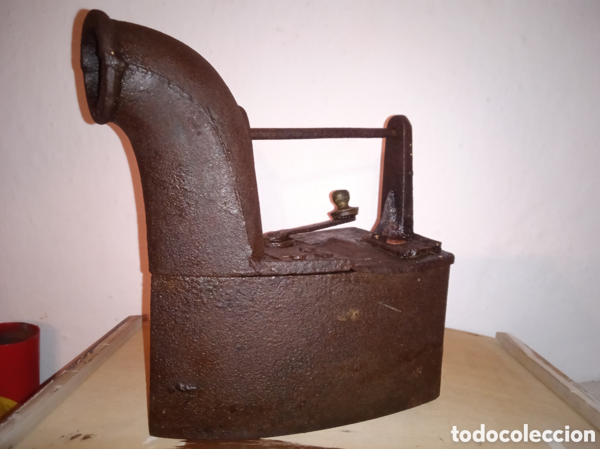 Antig&uuml;edades: Plancha de carb&oacute;n con chimenea antigua - Foto 2