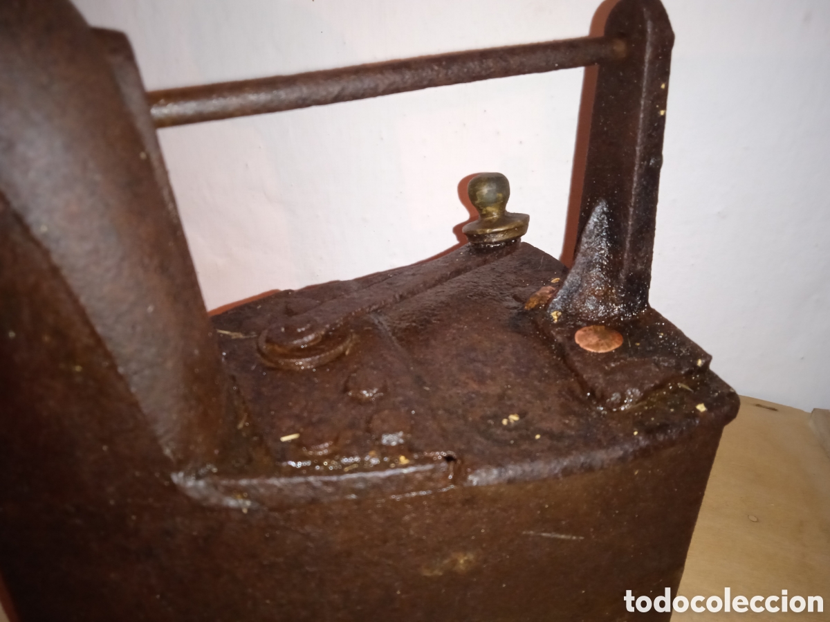 Antig&uuml;edades: Plancha de carb&oacute;n con chimenea antigua - Foto 3