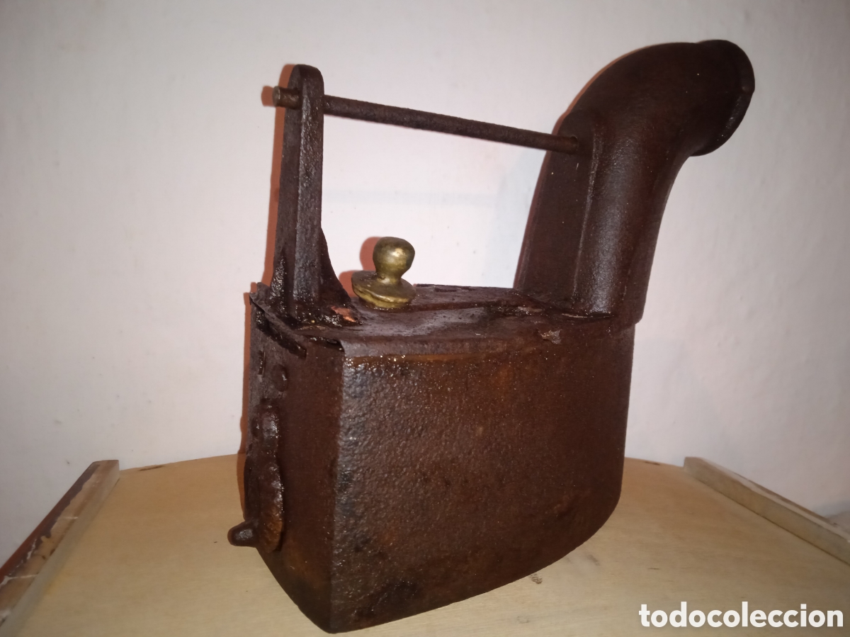Antig&uuml;edades: Plancha de carb&oacute;n con chimenea antigua - Foto 1
