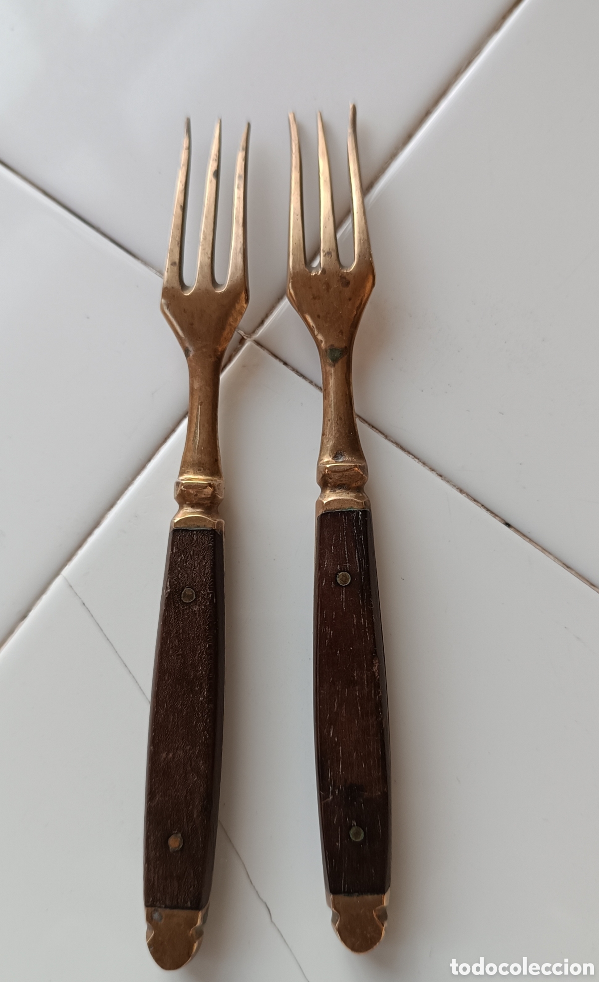 Antig&uuml;edades: ANTIGUOS TENEDORES en bronce y madera. - Foto 2