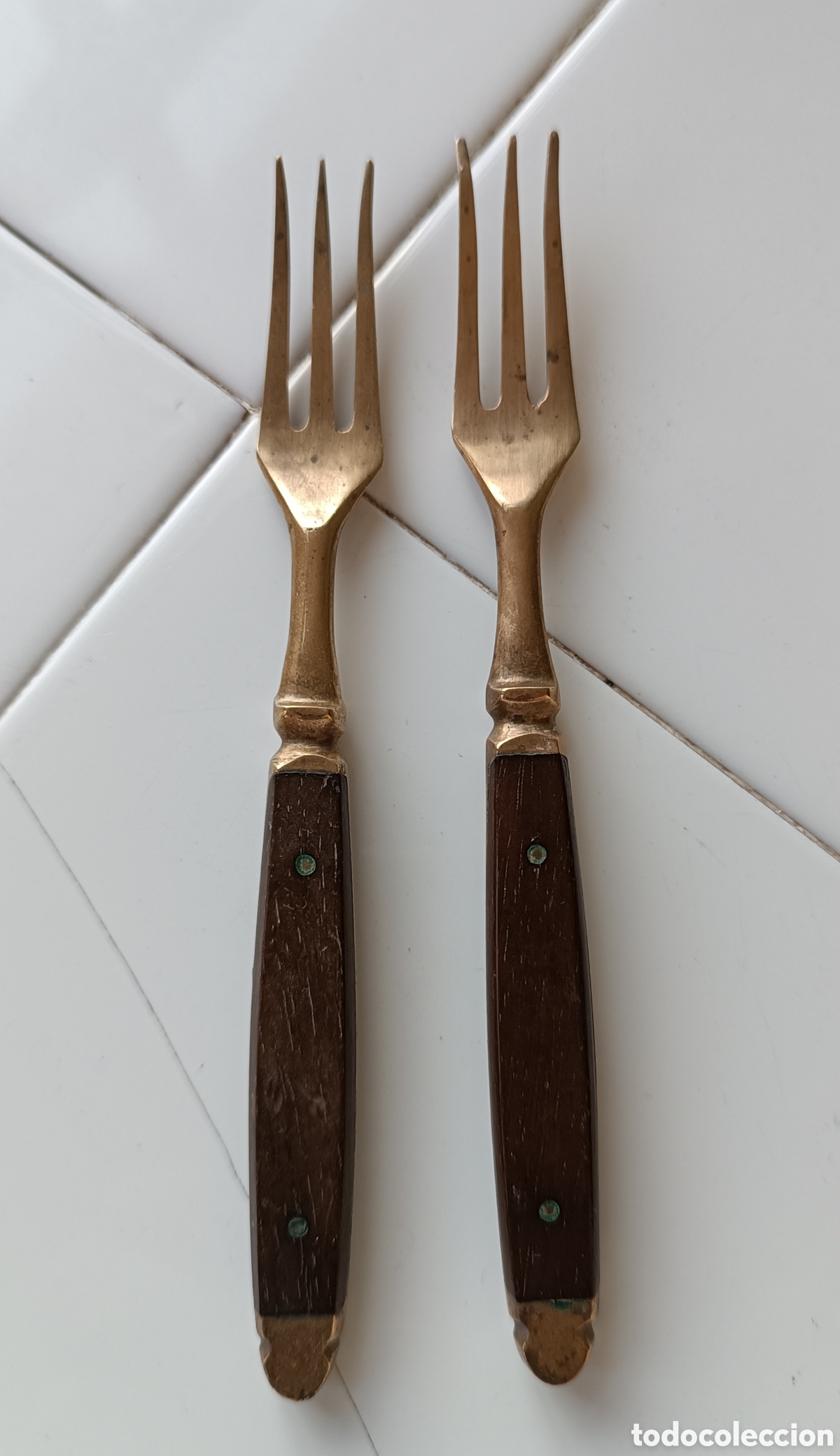 Antig&uuml;edades: ANTIGUOS TENEDORES en bronce y madera. - Foto 1