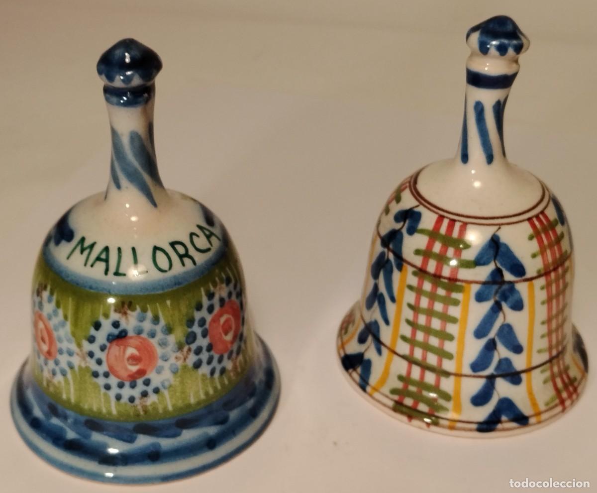 Antig&uuml;edades: PAREJA DE CAMPANAS. CER&Aacute;MICA PINTADA A MANO. RIBESALBES, CASTELL&Oacute;N. FIRMADA FIG&Aacute;S.