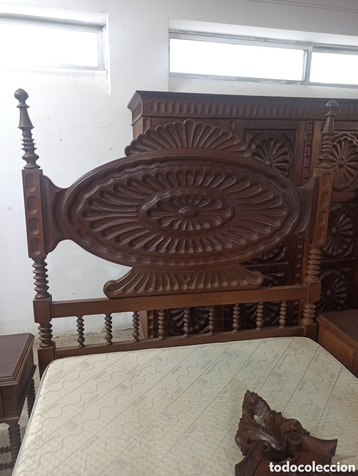 Antig&uuml;edades: Dormitorio tallado completo - Foto 5