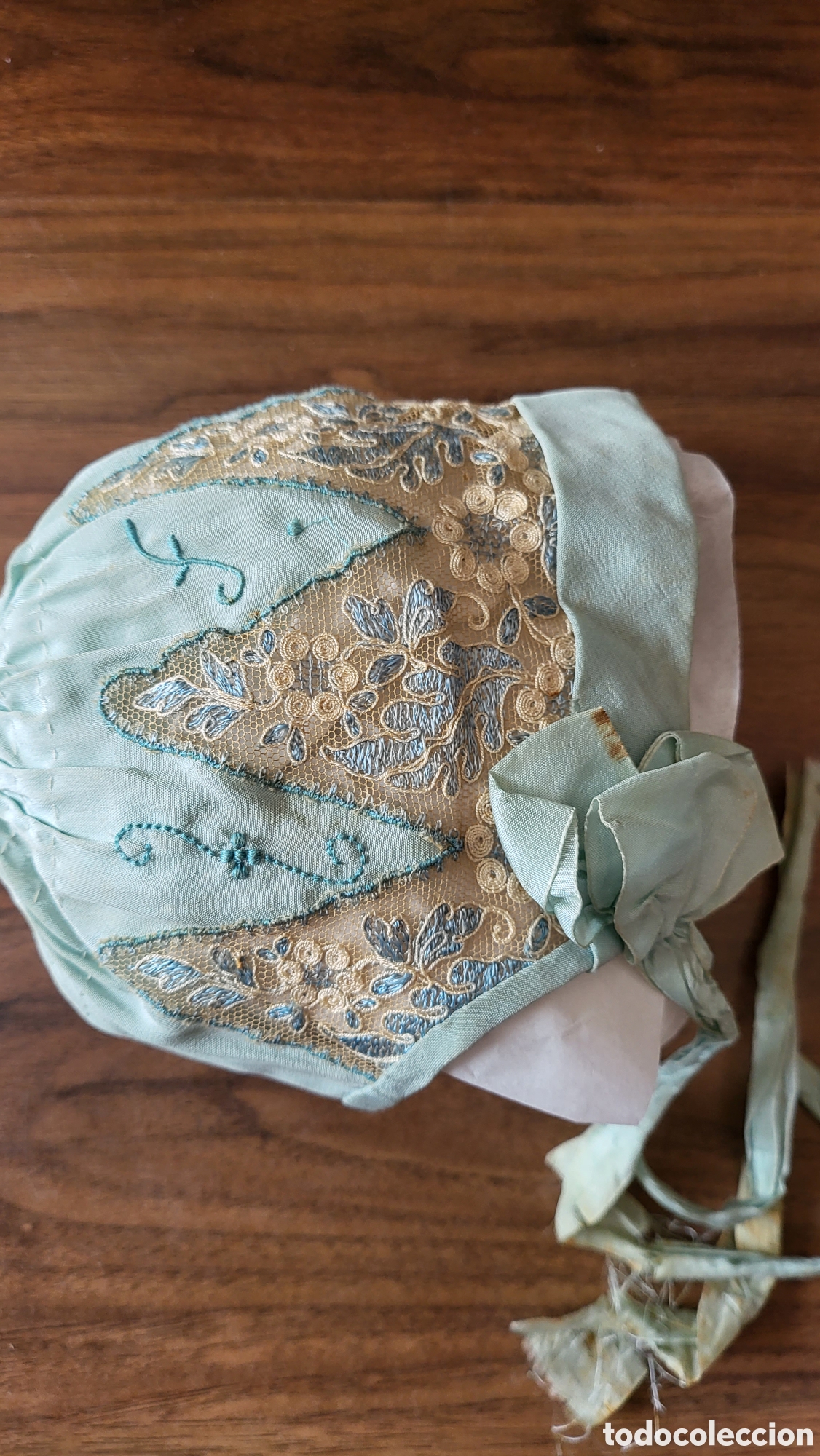 Antig&uuml;edades: ANTIGUO GORRITO CON BORDADOS Y ENCAJES - Foto 1
