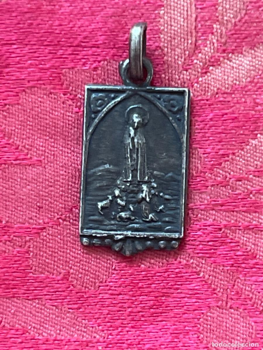 Antig&uuml;edades: Medalla rectangular, realizada en plata: Aparici&oacute;n Virgen. - Foto 1