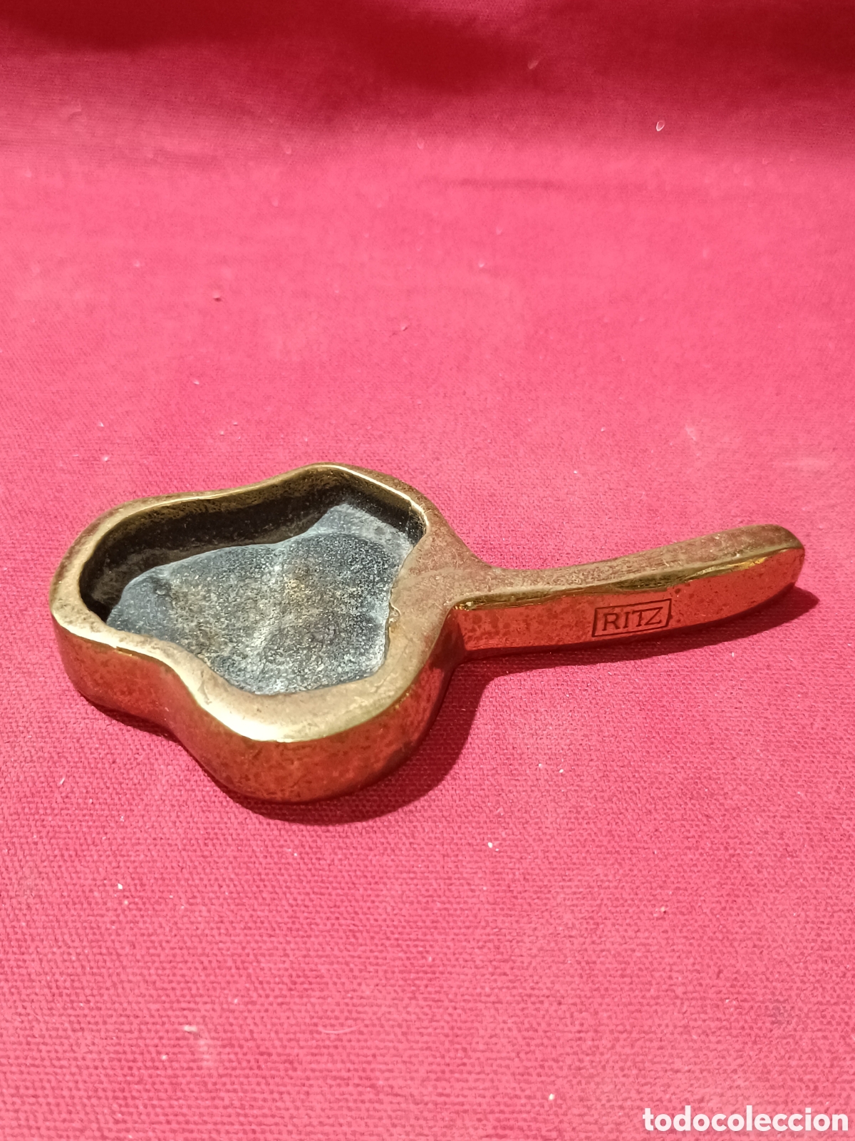 Antig&uuml;edades: Curioso cenicero de lat&oacute;n o bronce Hotel RITZ