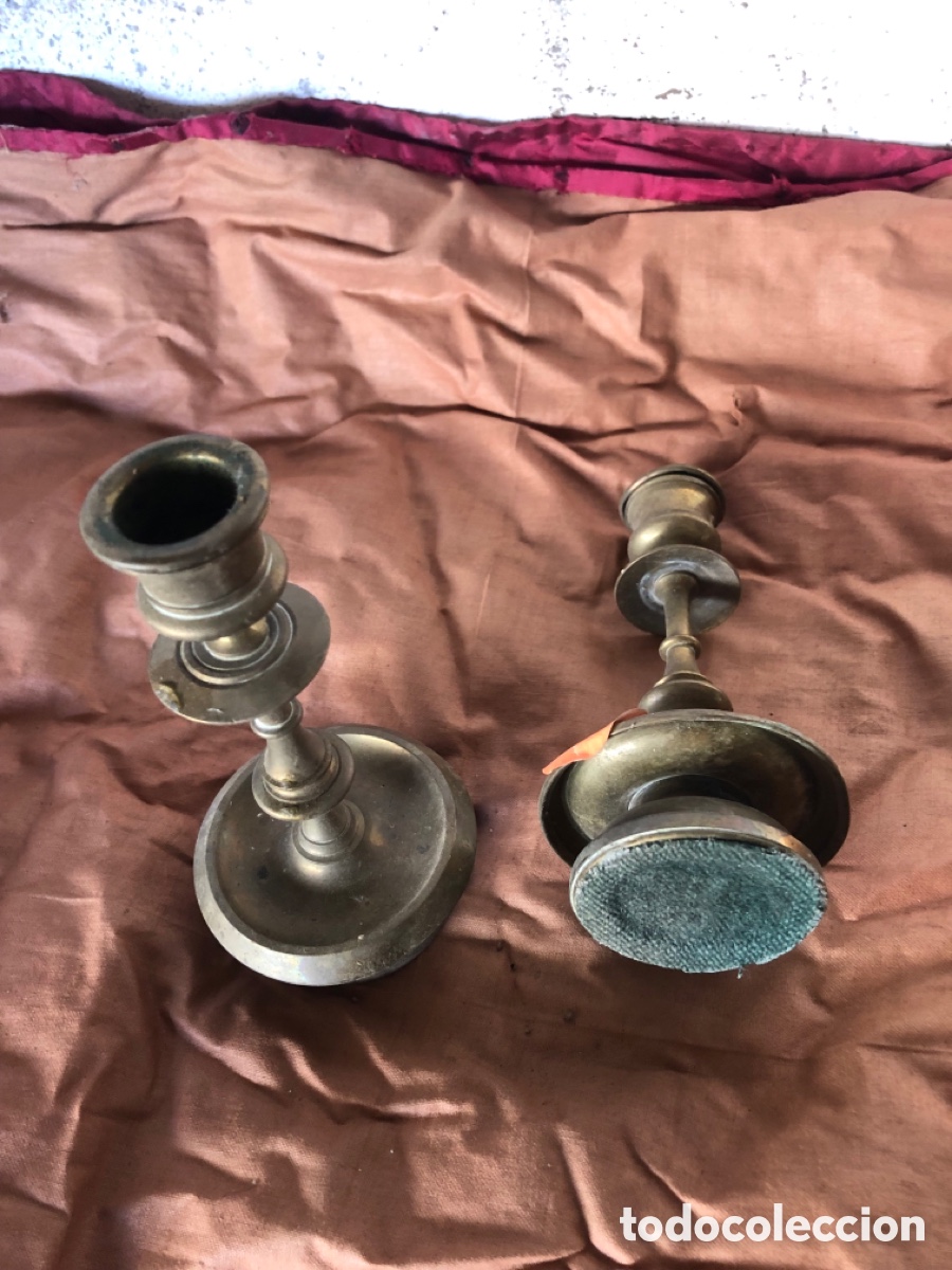 Antig&uuml;edades: 2 candelabros de lat&oacute;n - Foto 2