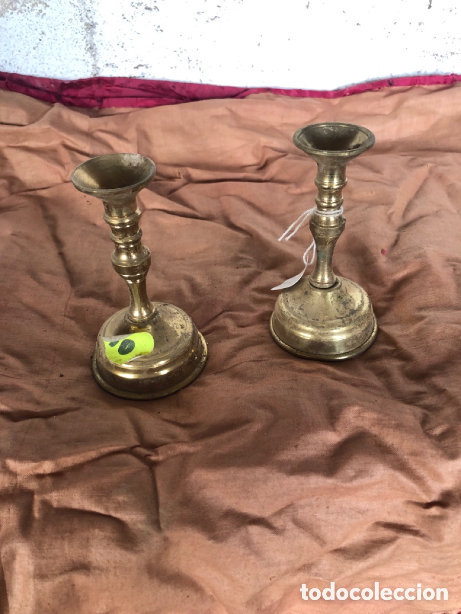 Antig&uuml;edades: 2 candelabros de lat&oacute;n - Foto 1