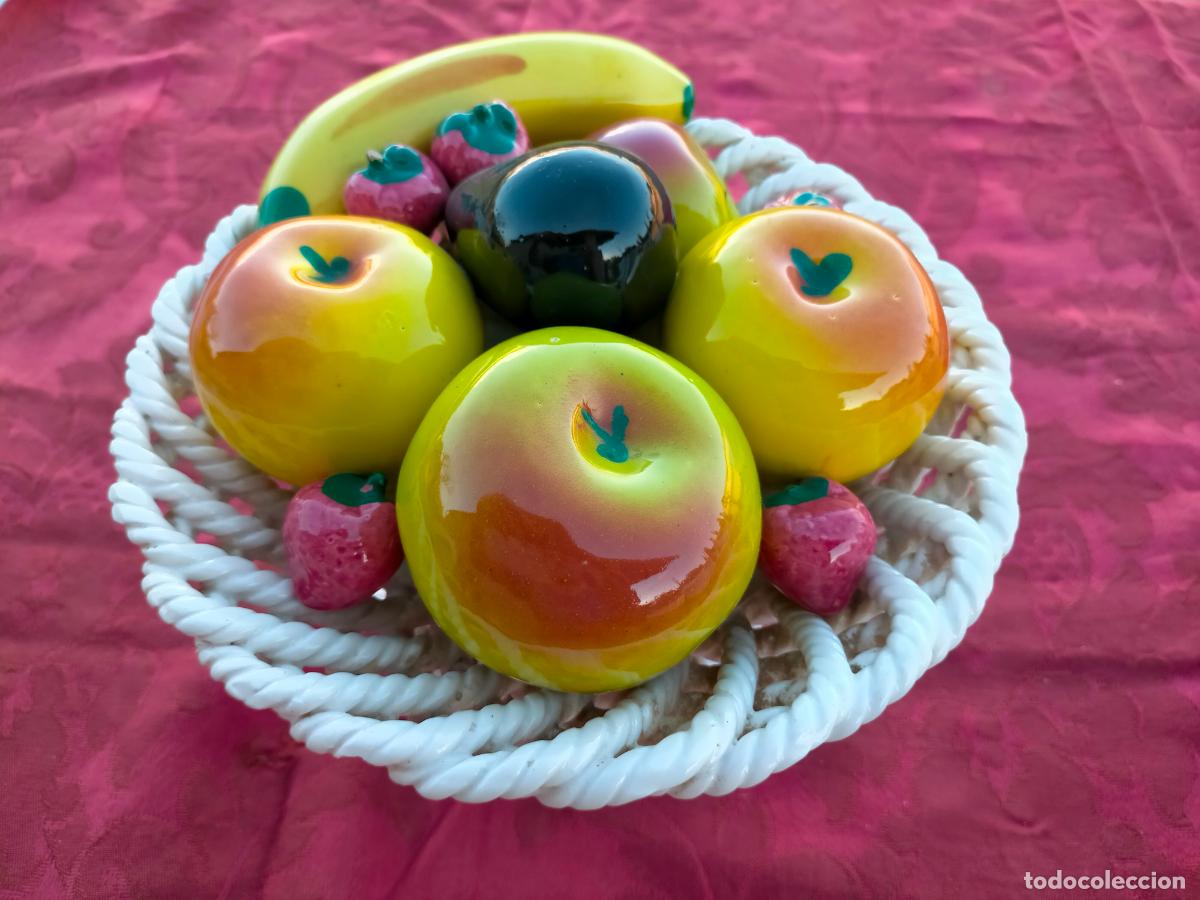 Antig&uuml;edades: Frutera trenzada antigua de porcelana de Manises con frutas trampantojo a&ntilde;os 50