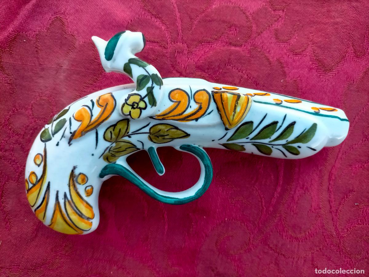 Antiquit&eacute;s: Pistola decorativa de porcelana blanca pintada con flores amarillas trabuco peque&ntilde;a