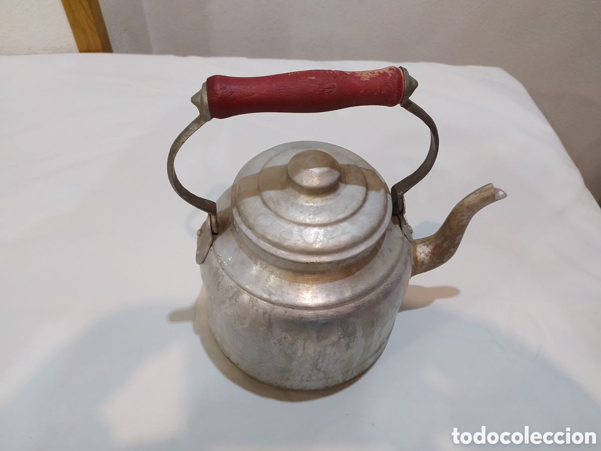 Antig&uuml;edades: Antigua tetera de aluminio con mango de madera - Foto 2