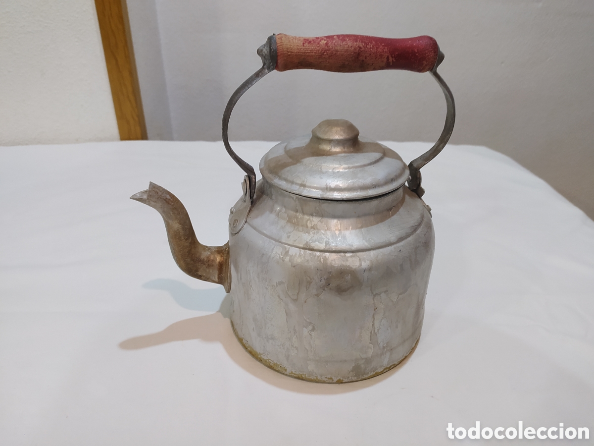 Antig&uuml;edades: Antigua tetera de aluminio con mango de madera - Foto 4