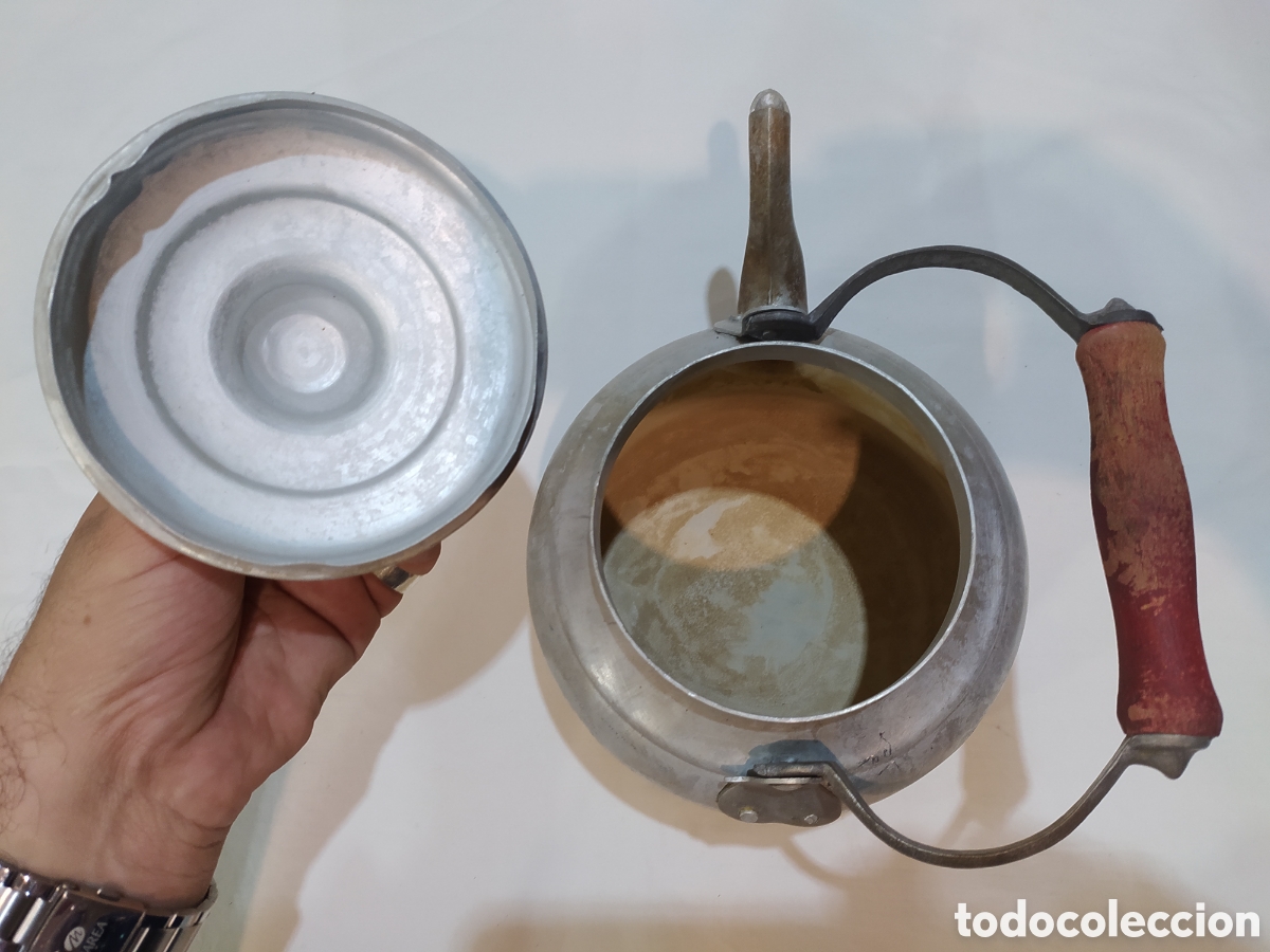Antig&uuml;edades: Antigua tetera de aluminio con mango de madera - Foto 6