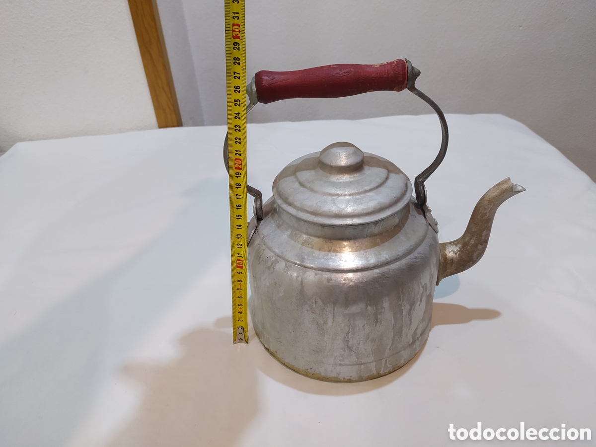 Antig&uuml;edades: Antigua tetera de aluminio con mango de madera - Foto 8