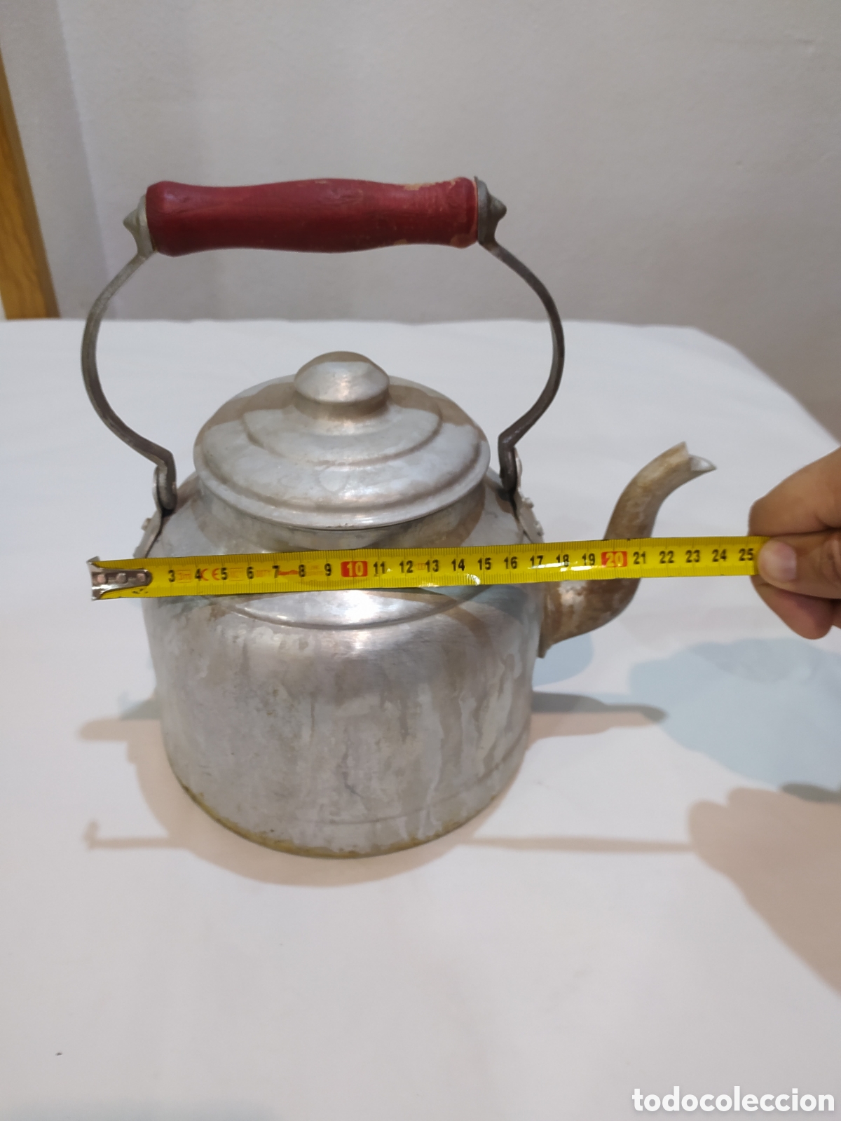 Antig&uuml;edades: Antigua tetera de aluminio con mango de madera - Foto 9