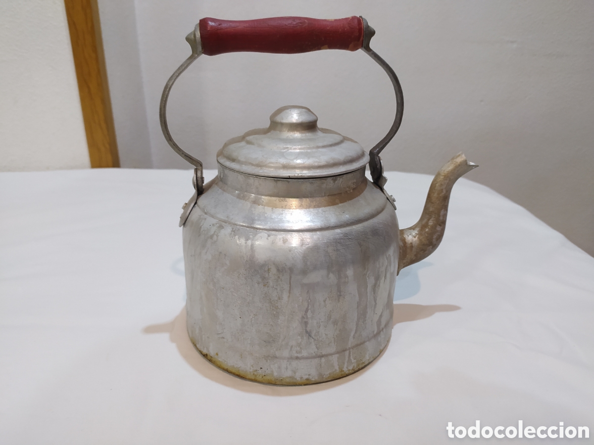 Antig&uuml;edades: Antigua tetera de aluminio con mango de madera - Foto 1