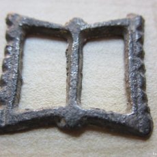 Antigüedades: HEBILLA DE BRONCE TIPO LAZO S XV-XVI MEDIDAS 2,3 X 2,5 CM