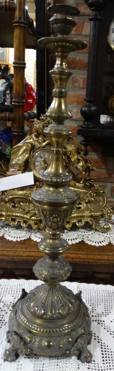 Antig&uuml;edades: CANDELABRO ANTIGUO DE BRONCE CON 4 GARRAS EN LA BASE - Foto 1