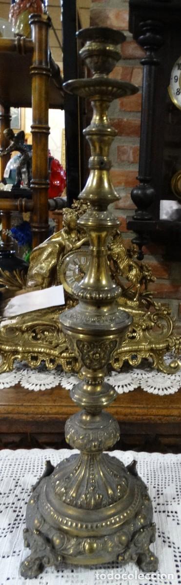 Antig&uuml;edades: CANDELABRO ANTIGUO DE BRONCE CON 4 GARRAS EN LA BASE - Foto 2