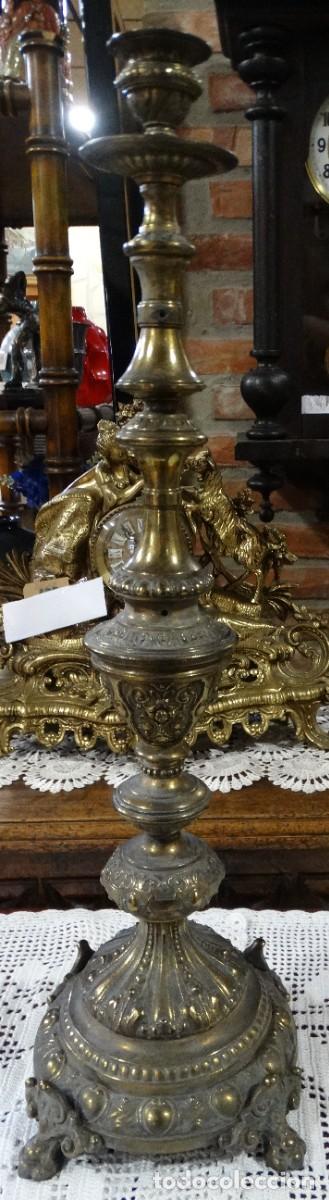 Antig&uuml;edades: CANDELABRO ANTIGUO DE BRONCE CON 4 GARRAS EN LA BASE - Foto 3