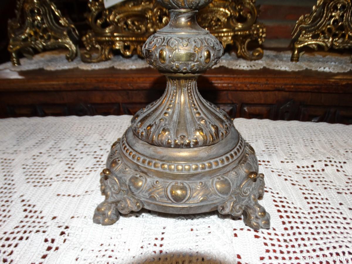 Antig&uuml;edades: CANDELABRO ANTIGUO DE BRONCE CON 4 GARRAS EN LA BASE - Foto 4