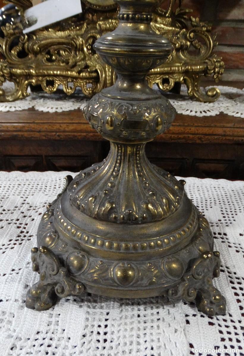 Antig&uuml;edades: CANDELABRO ANTIGUO DE BRONCE CON 4 GARRAS EN LA BASE - Foto 5