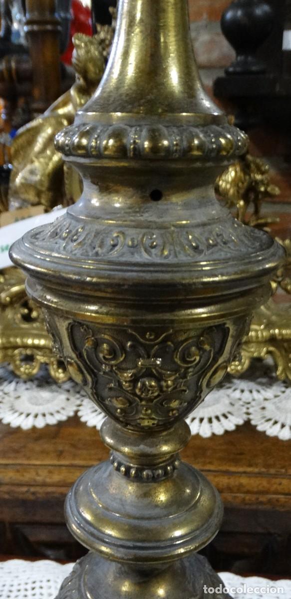 Antig&uuml;edades: CANDELABRO ANTIGUO DE BRONCE CON 4 GARRAS EN LA BASE - Foto 6