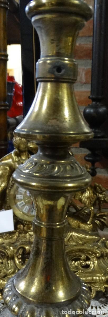 Antig&uuml;edades: CANDELABRO ANTIGUO DE BRONCE CON 4 GARRAS EN LA BASE - Foto 7