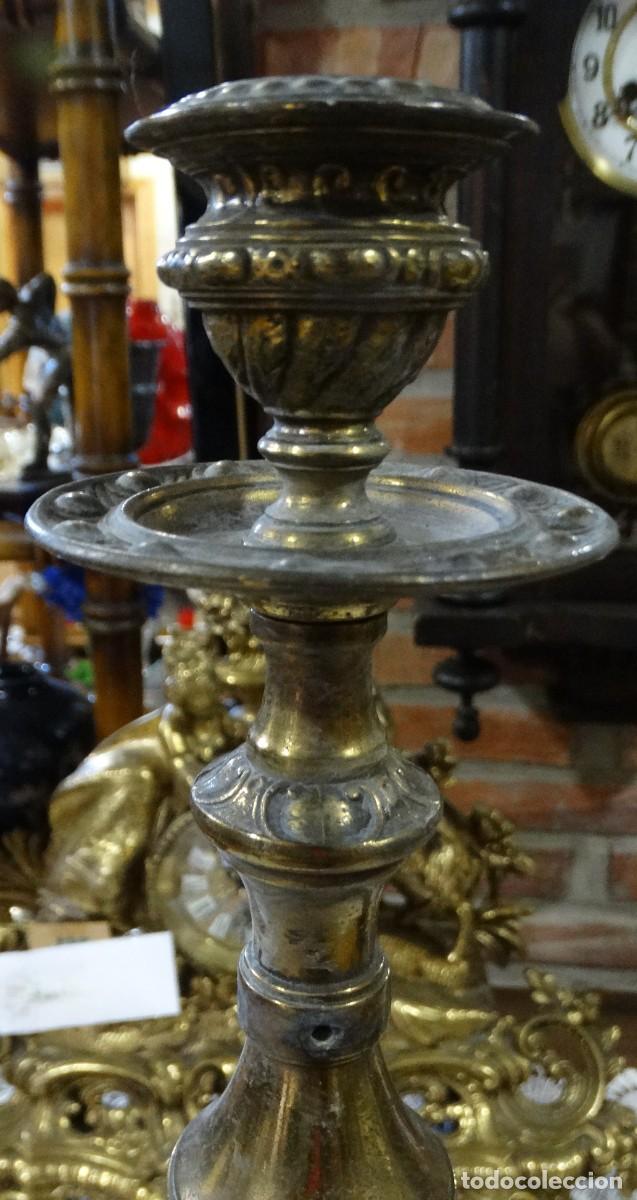Antig&uuml;edades: CANDELABRO ANTIGUO DE BRONCE CON 4 GARRAS EN LA BASE - Foto 8