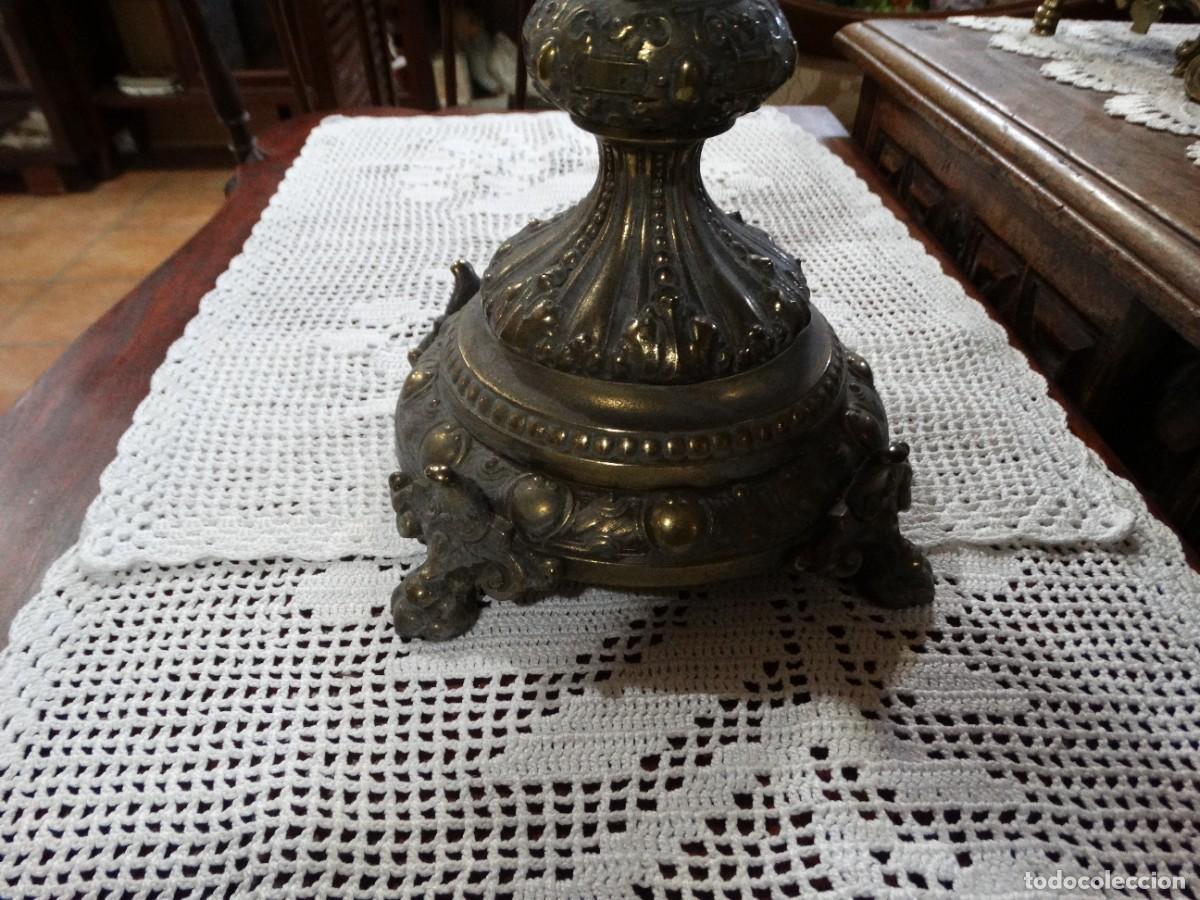 Antig&uuml;edades: CANDELABRO ANTIGUO DE BRONCE CON 4 GARRAS EN LA BASE - Foto 9