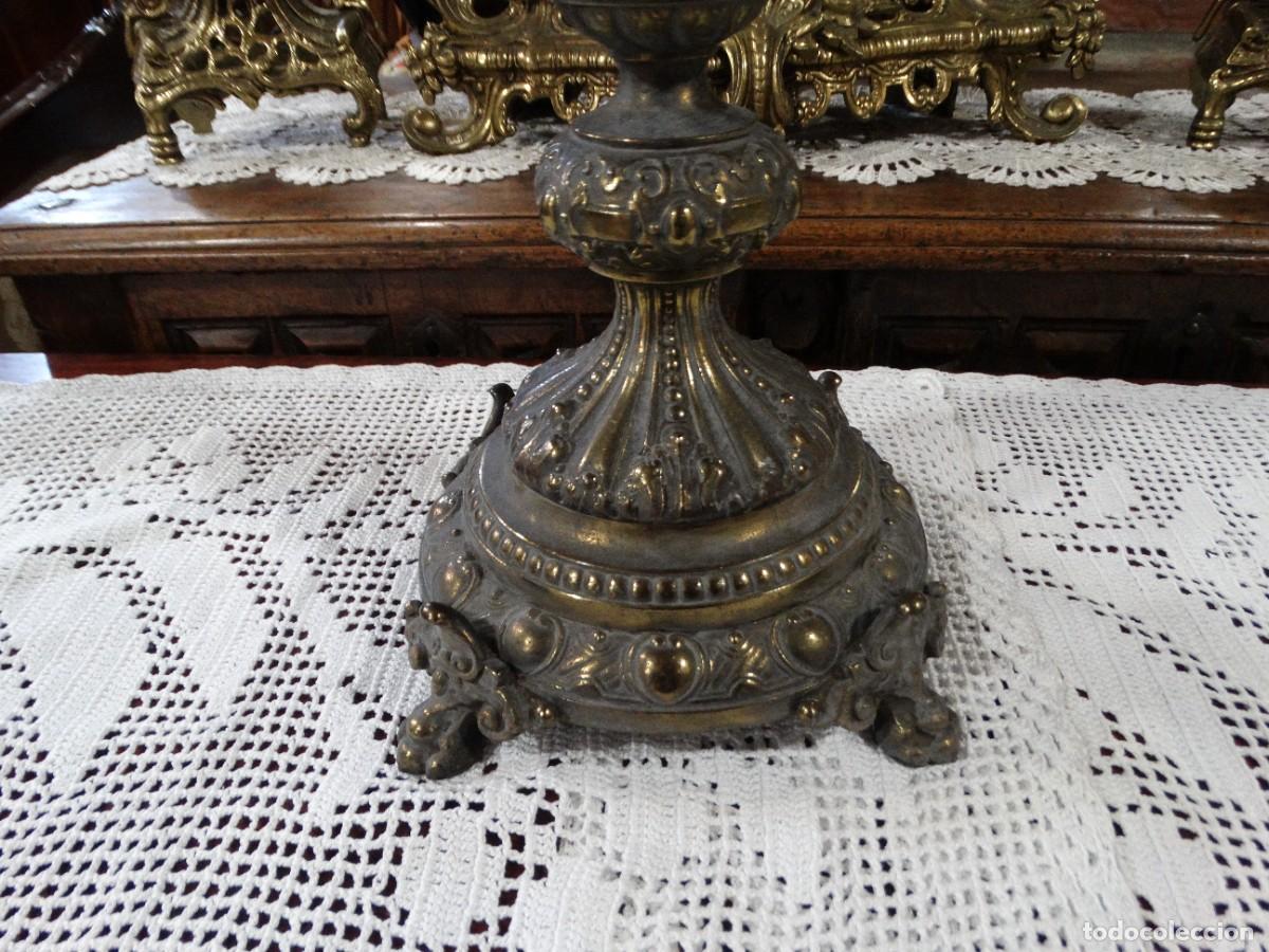 Antig&uuml;edades: CANDELABRO ANTIGUO DE BRONCE CON 4 GARRAS EN LA BASE - Foto 10