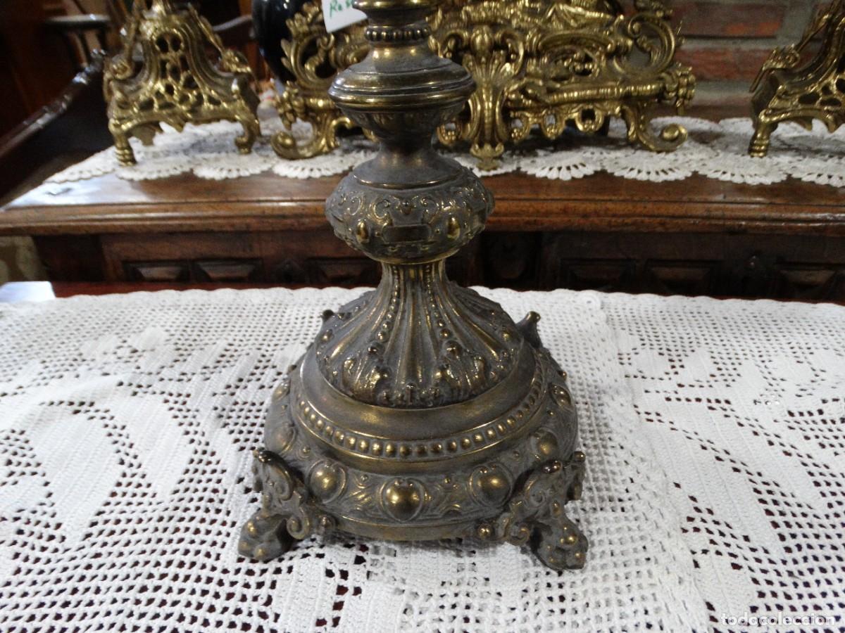 Antig&uuml;edades: CANDELABRO ANTIGUO DE BRONCE CON 4 GARRAS EN LA BASE - Foto 11