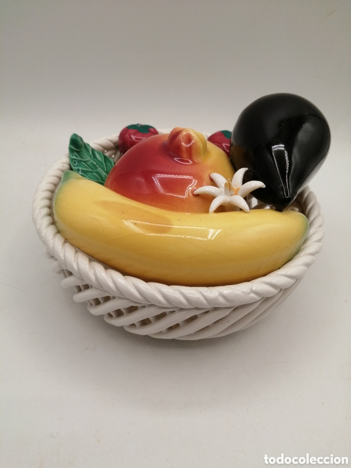 Antig&uuml;edades: Porcelana de Manises. Cesta con frutas - Foto 1