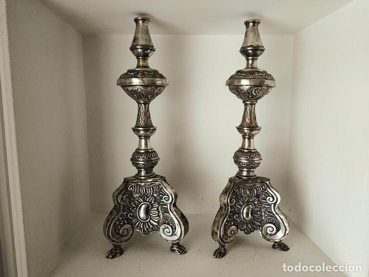 Antig&uuml;edades: PAREJA DE CANDELEROS EN PLATA (48 cm) - Foto 1