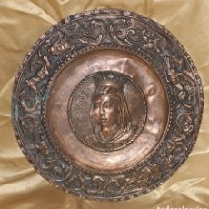 Antigüedades: ANTIGUO PLATO COBRE REPUJADO ISABEL II, GRAN TAMAÑO