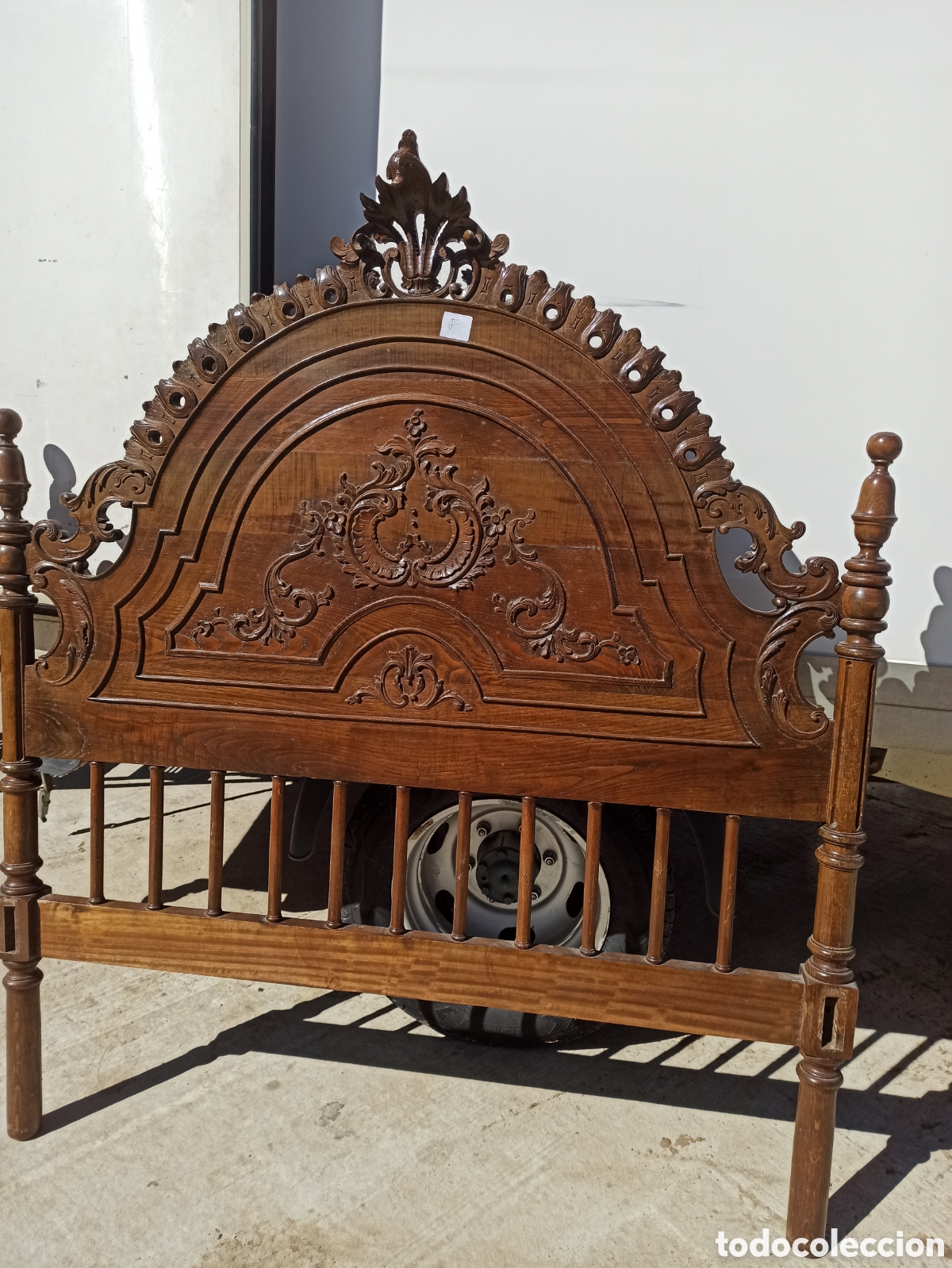 Antig&uuml;edades: Cama tallada en madera de casta&ntilde;o - Foto 1