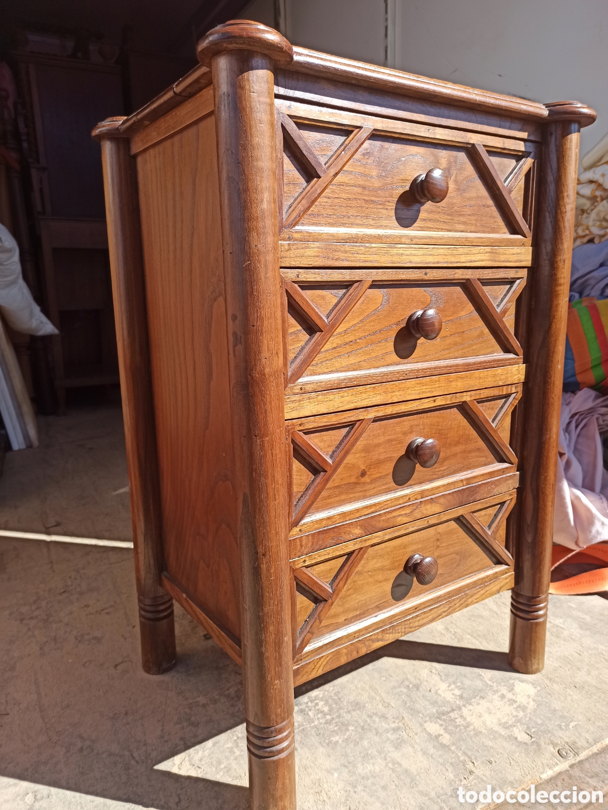 Antig&uuml;edades: Mesilla de casta&ntilde;o maciza con cajones - Foto 2
