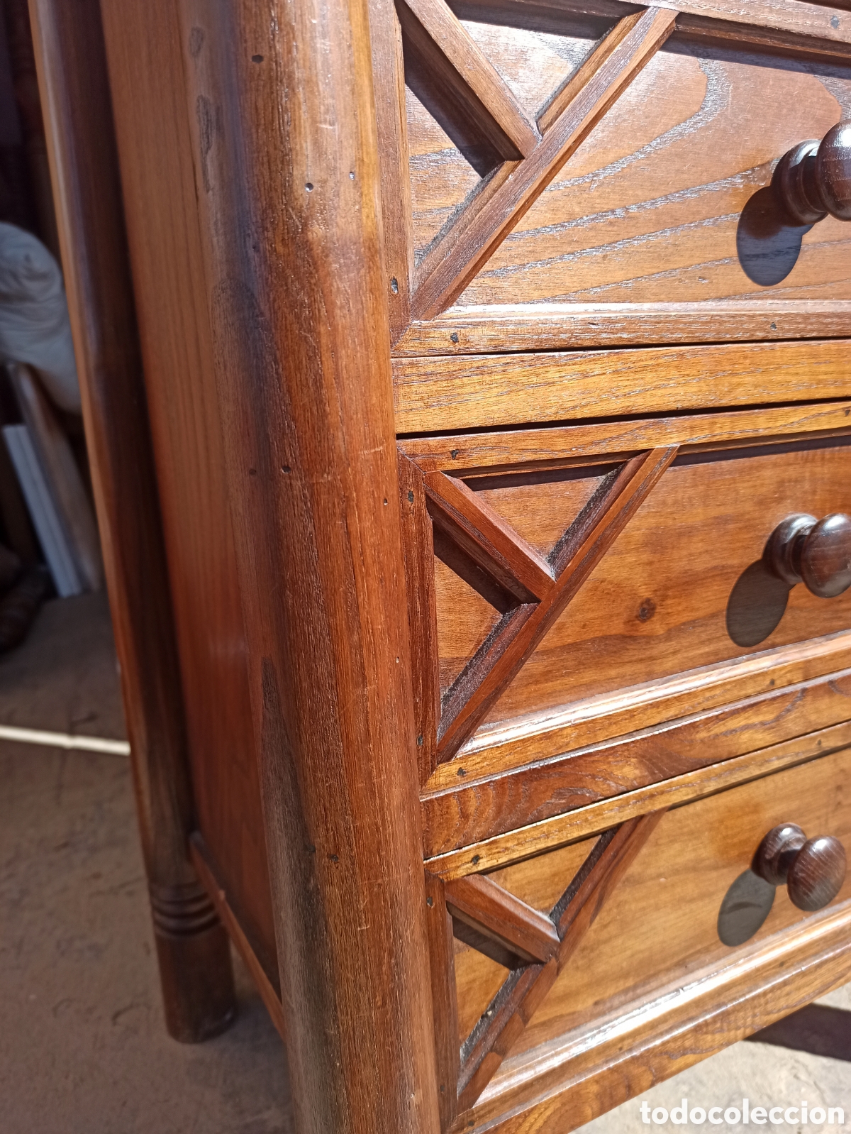 Antig&uuml;edades: Mesilla de casta&ntilde;o maciza con cajones - Foto 3