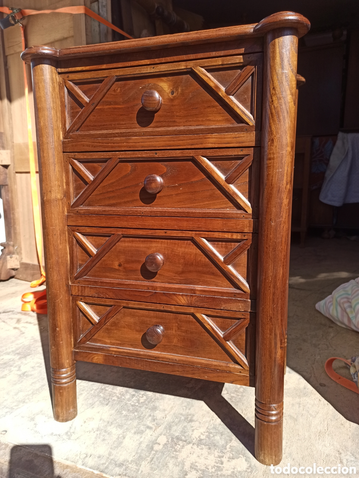 Antig&uuml;edades: Mesilla de casta&ntilde;o maciza con cajones - Foto 1